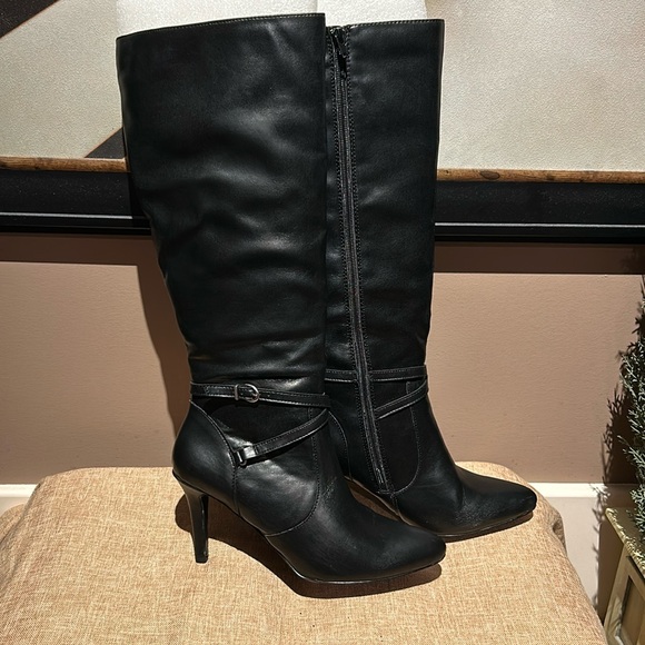 Black 3 inch boot. Zipper sides decor straps bottom - Picture 1 of 6
